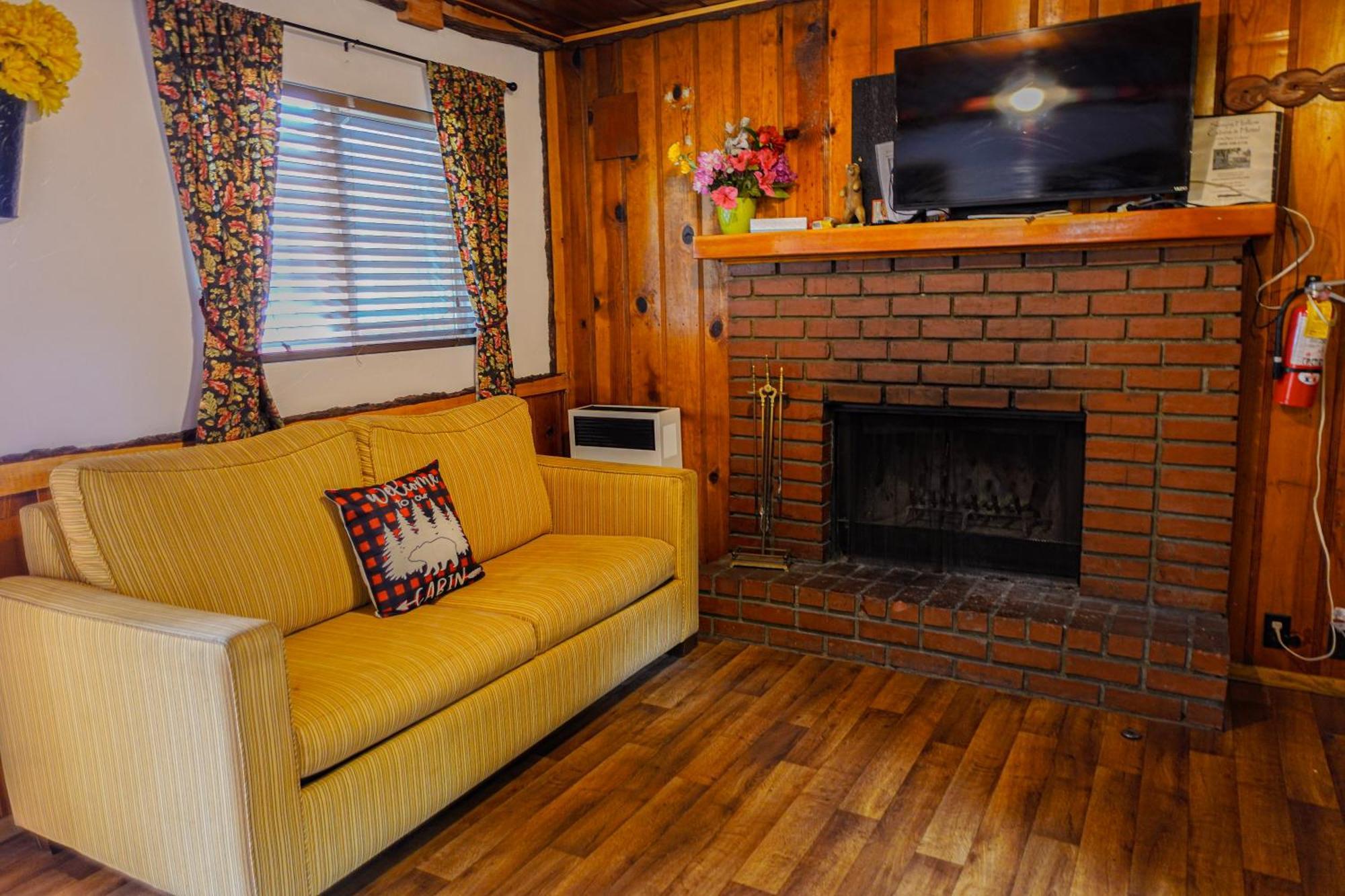 Sleepy Hollow Cabins And Hotel Crestline Exterior photo