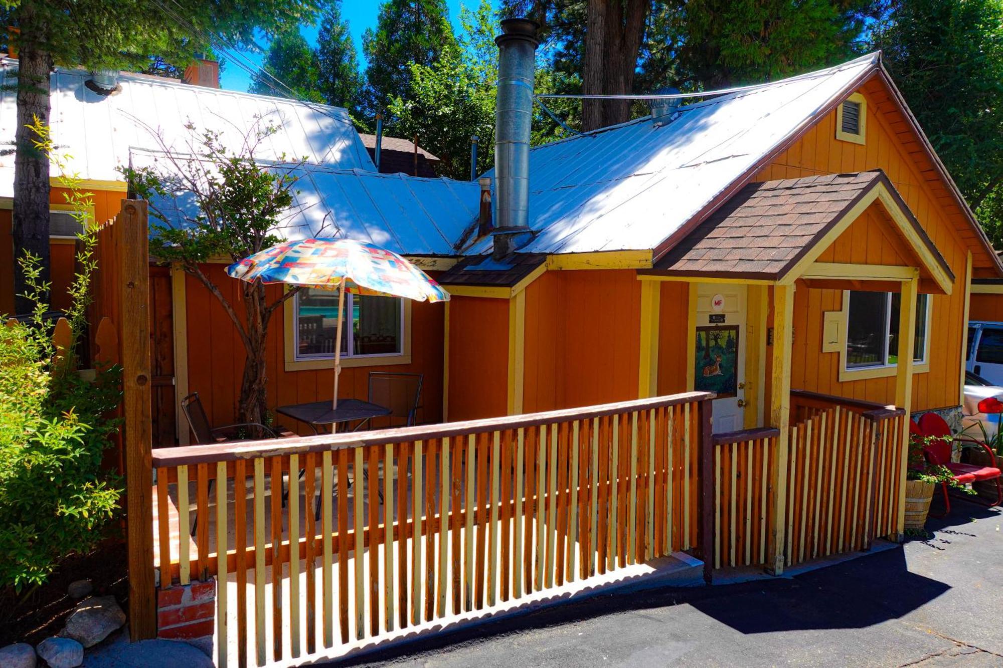 Sleepy Hollow Cabins And Hotel Crestline Exterior photo